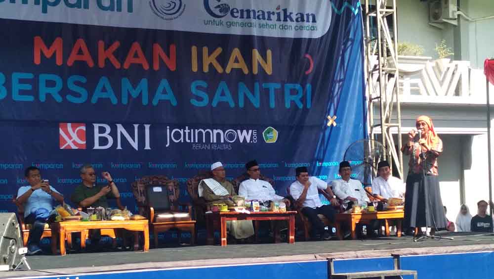 Ribuan Santri Ponpes Darussalam Banyuwangi Makan Ikan Bareng Bu Susi