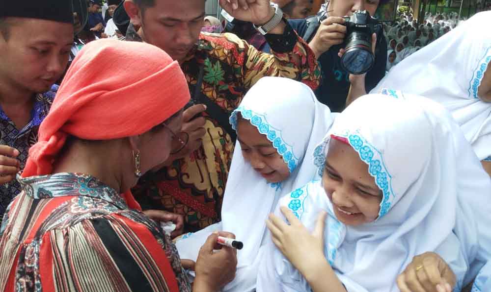 Makan Ikan Bareng Bu Susi, Santriwati di Banyuwangi Minta Tanda Tangan