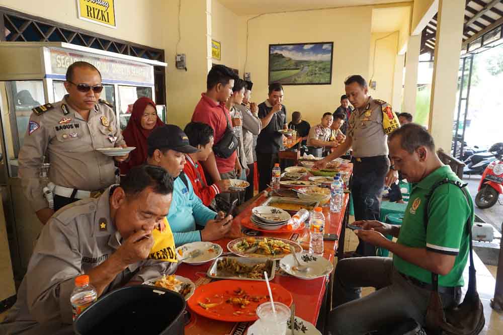 Wartawan makan siang bersama dengan Kapolres Situbondo AKBP Awan Hariono.