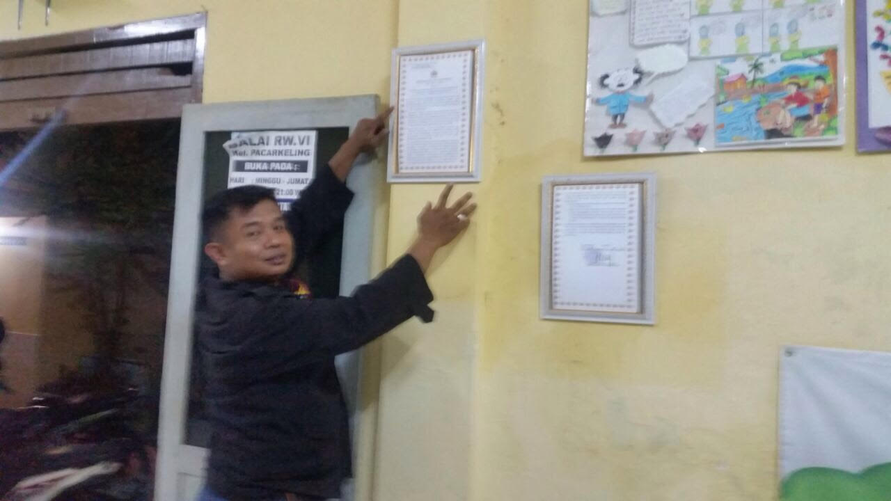 Pemasangan maklumat oleh seorang anggota polisi. 