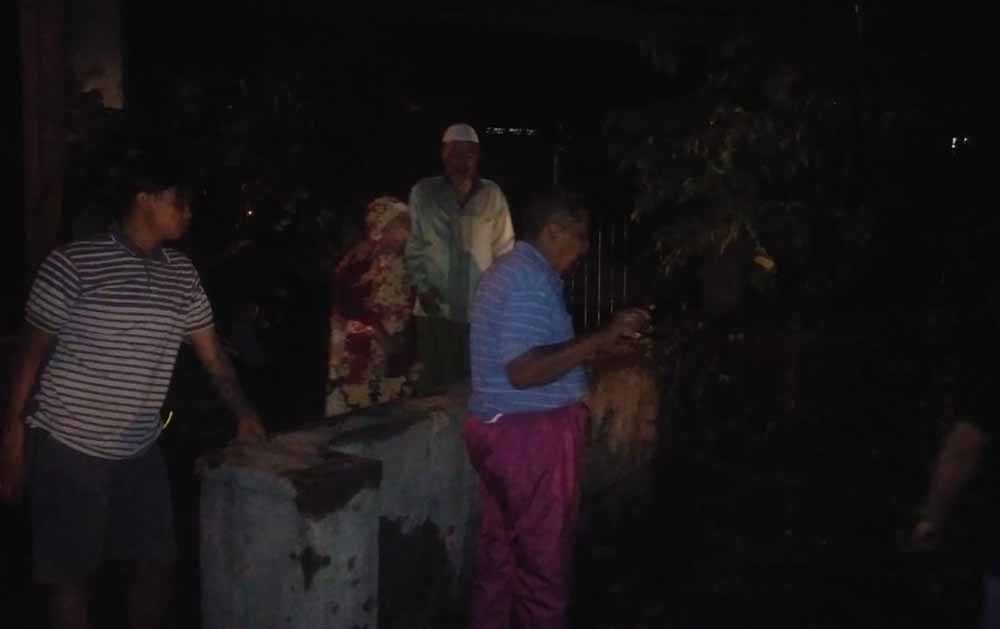 Sejumlah warga ikut mencari keberadaan bocah SD yang diduga hilang terseret arus sungai di Kota Malang