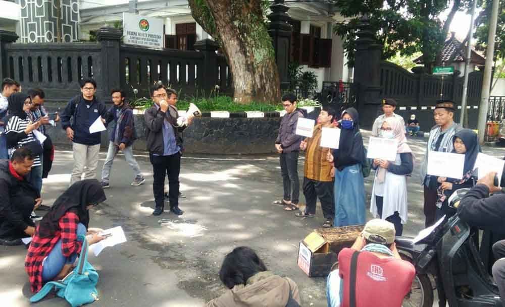 Aksi demonstrasi di DPRD Kota Malang