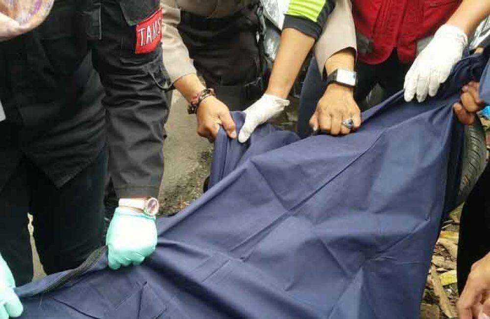 Evakuasi jenazah korban tewas di mobil