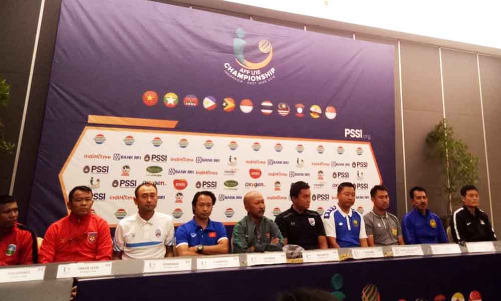 Pelatih Timnas Malaysia Raja Azlan Shah saat menggelar pers rilis di Surabaya.