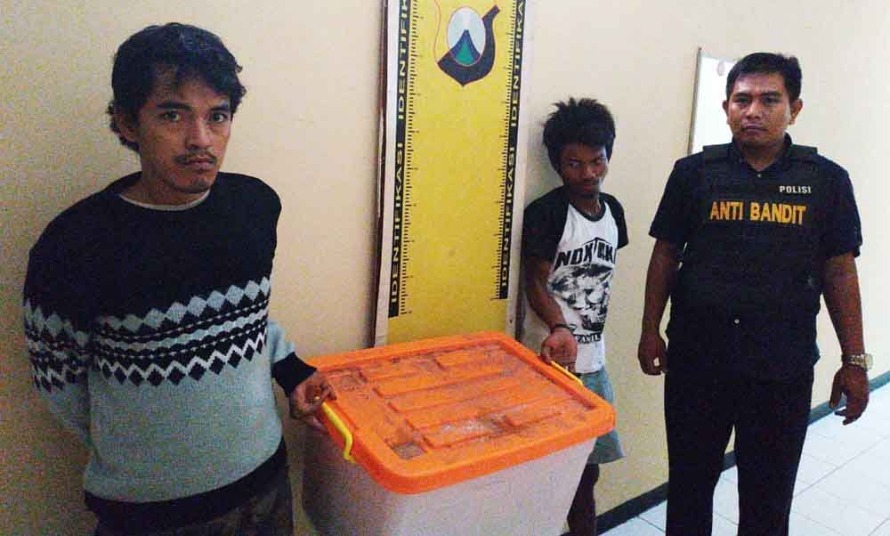 Dua tersangka saat berada di Mapolsek Tenggilis