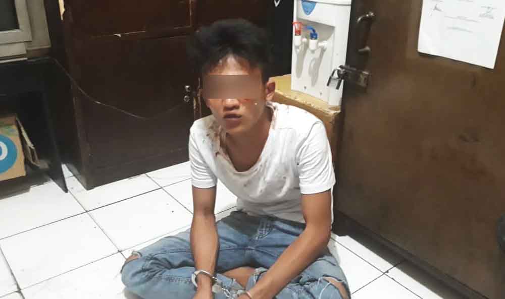 Tersangka pencuri motor saat berada di Mapolsek Sukomanunggal