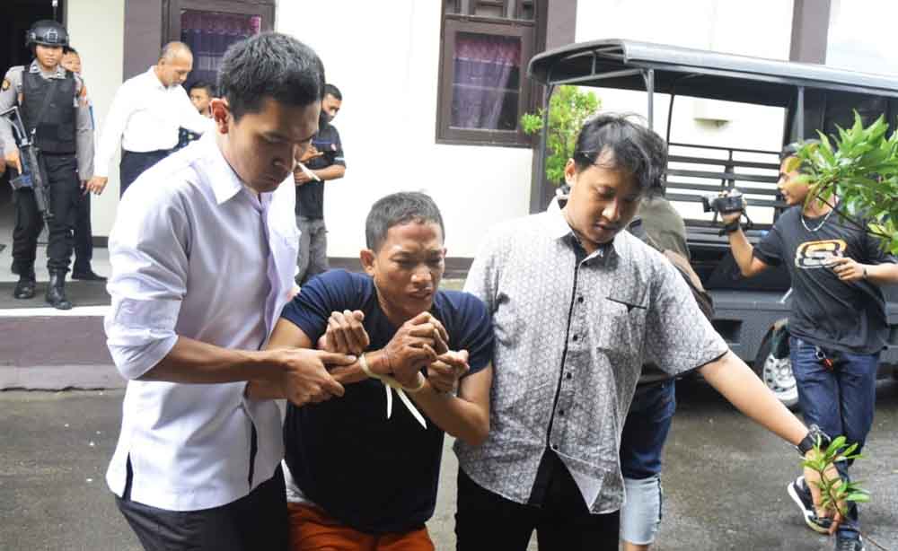 Salah satu tersangka saat diamankan polisi