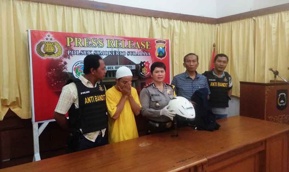 Tersangka saat berada di Polsek Simokerto Surabaya