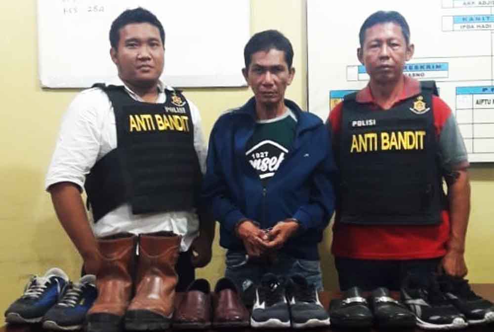 Tersangka bersama barang bukti saat di Mapolsek Lakarsantri