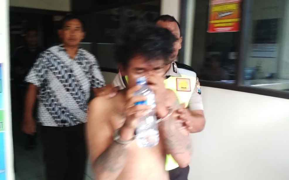Tersangka saat diamankan Mapolsek Jenangan