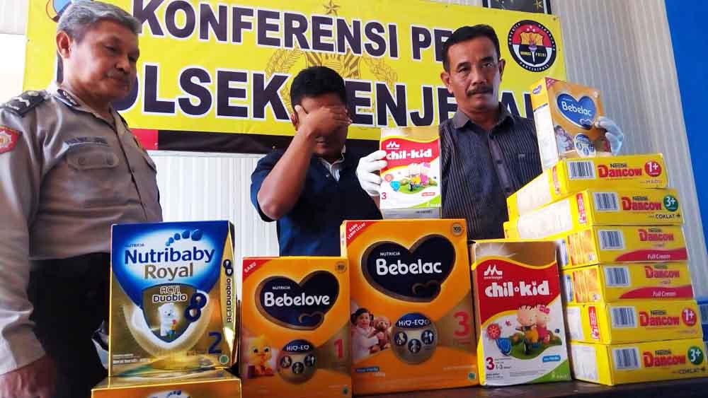 Tersangka bersama barang bukti saat di Mapolsek Kenjeran