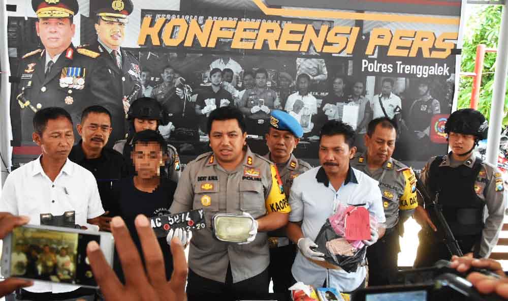 Tersangka saat di Mapolres Trenggalek