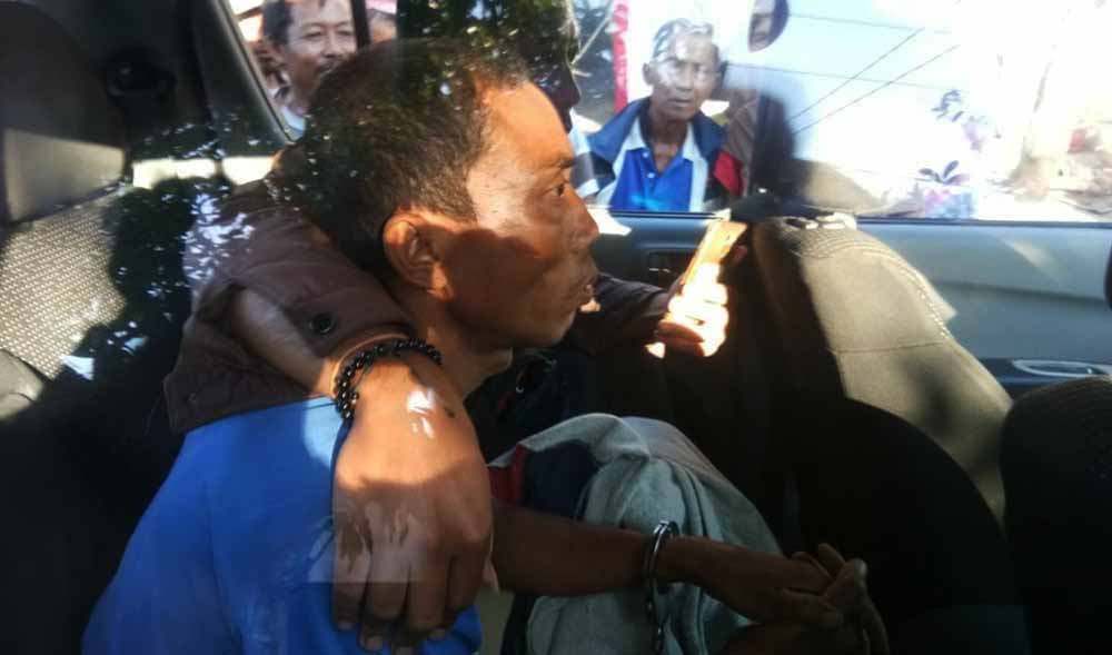 Sarno saat diamankan petugas polisi dari amukan warga