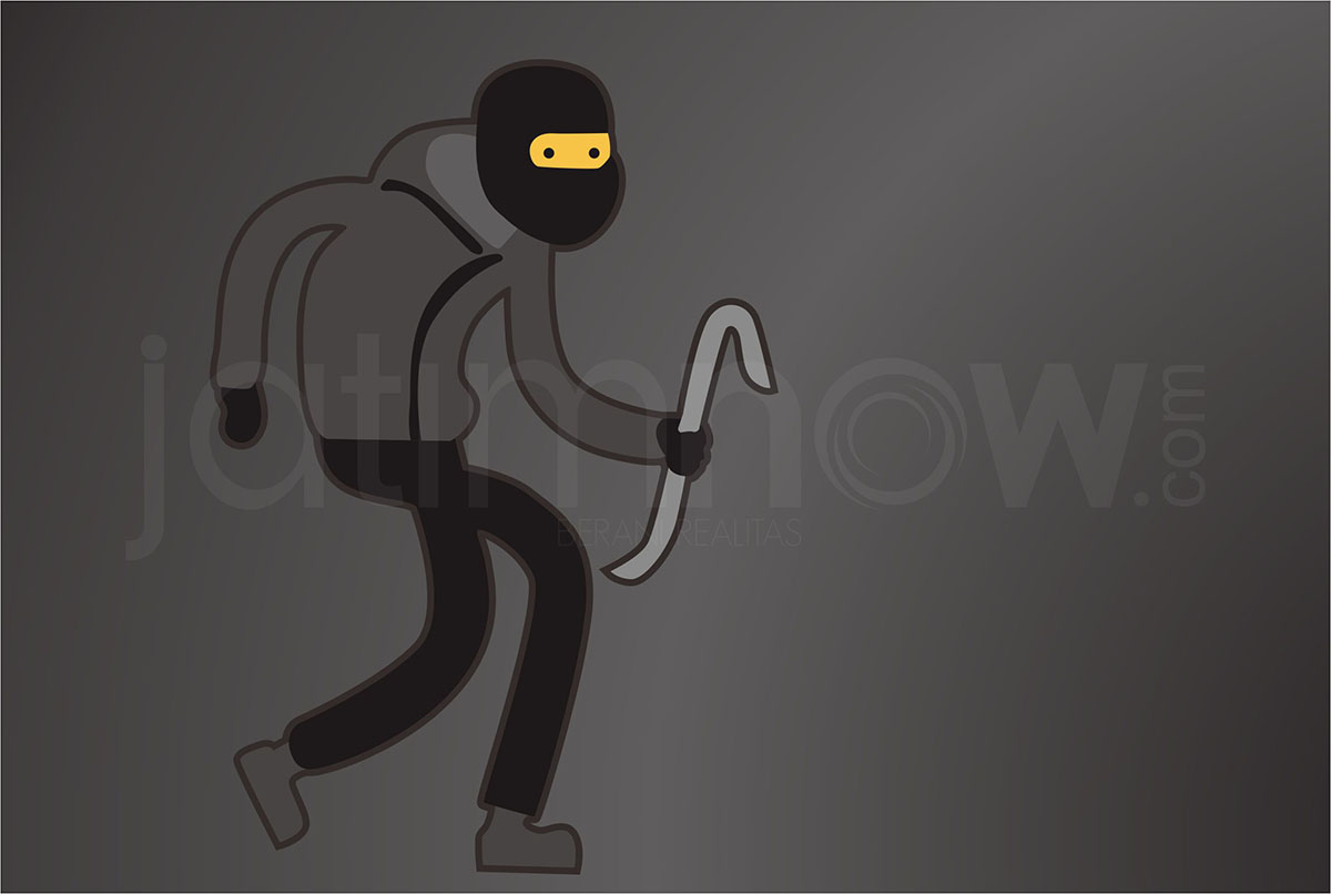  AKP Tinton memperlihatkan tersangka dan barang bukti plat stainless steel impor yang dibajak para pelaku. 