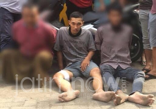 Tersangka saat dibekuk polisi./Foto: Narendra Bakrie