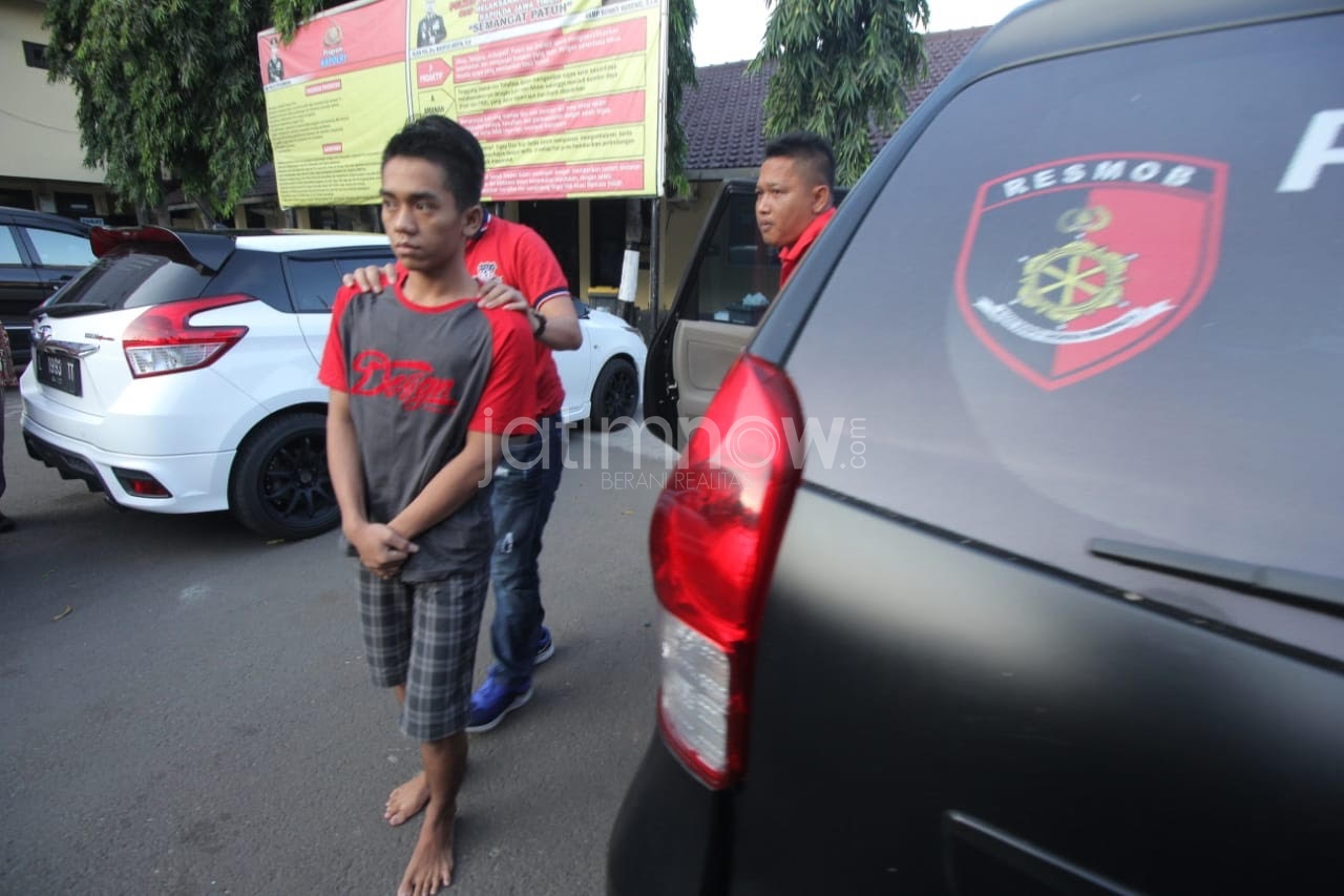 Khoirul Anam saat digelandang di Mapolres Pelabuhan Tanjung Perak./Foto: Narendra Bakrie.