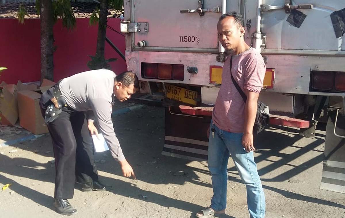 Petugas kepolisian melakukan olah TKP di lokasi pencurian barang milik PT Informa Cikarang, Rabu (12/9/2018)/ Foto: Mita Kusuma