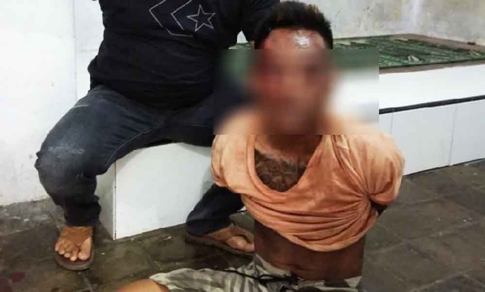 Tersangka saat diamankan di Mapolsek Genteng