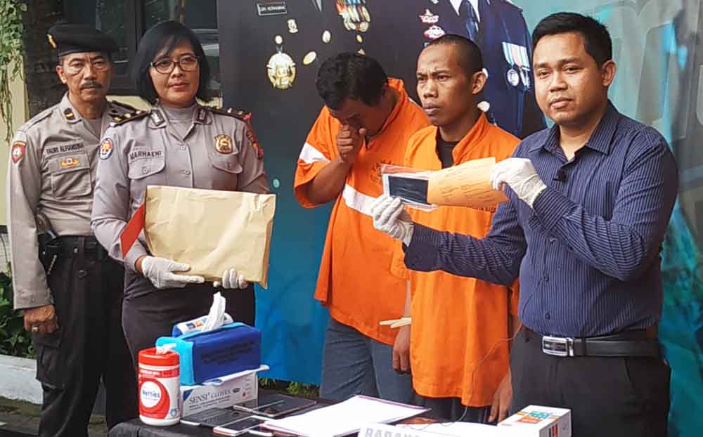 Tersangka bersama barang bukti saat di Mapolres Malang