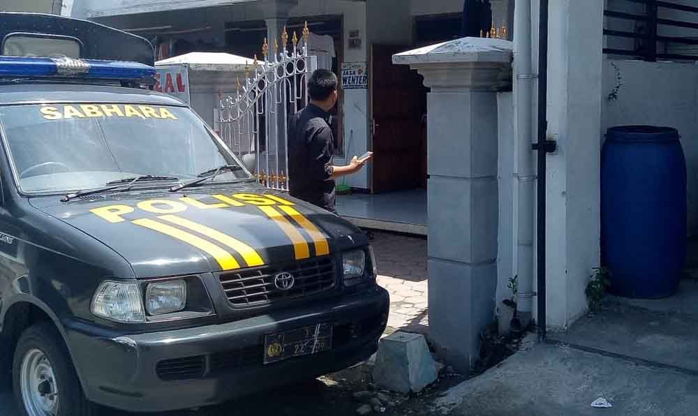 Polisi melakukan olah TKP