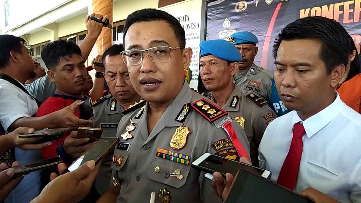 Kapolres Banyuwangi AKBP Donny Adityawarman didampingi Kasat Reskrim Panji Pratista Wijaya (kanan).