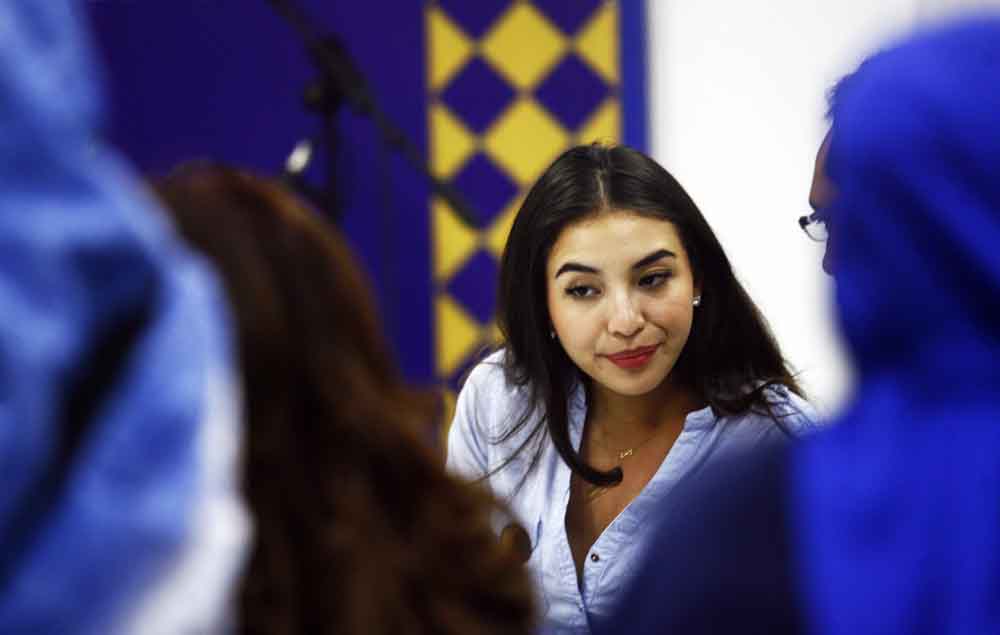 Manohara Odelia Pinot saat menghadiri acara ta'aruf Partai NasDem Jatim