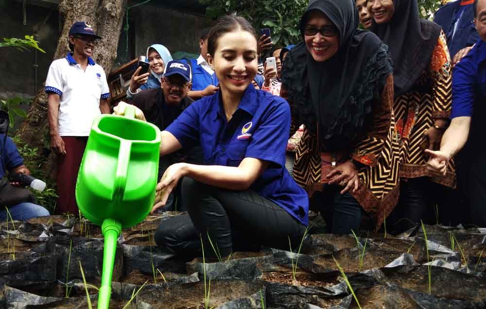 Manohara saat menanam padi di kantor DPD NasDem Kota Surabaya