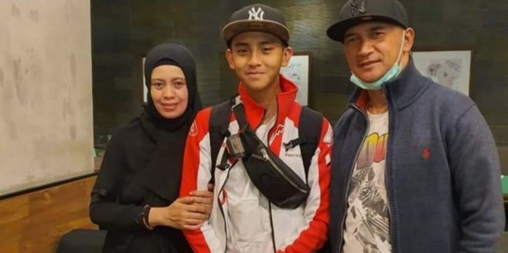 Mario Suryo Aji (tengah) bersama sang ayah, Hartoto (kanan).