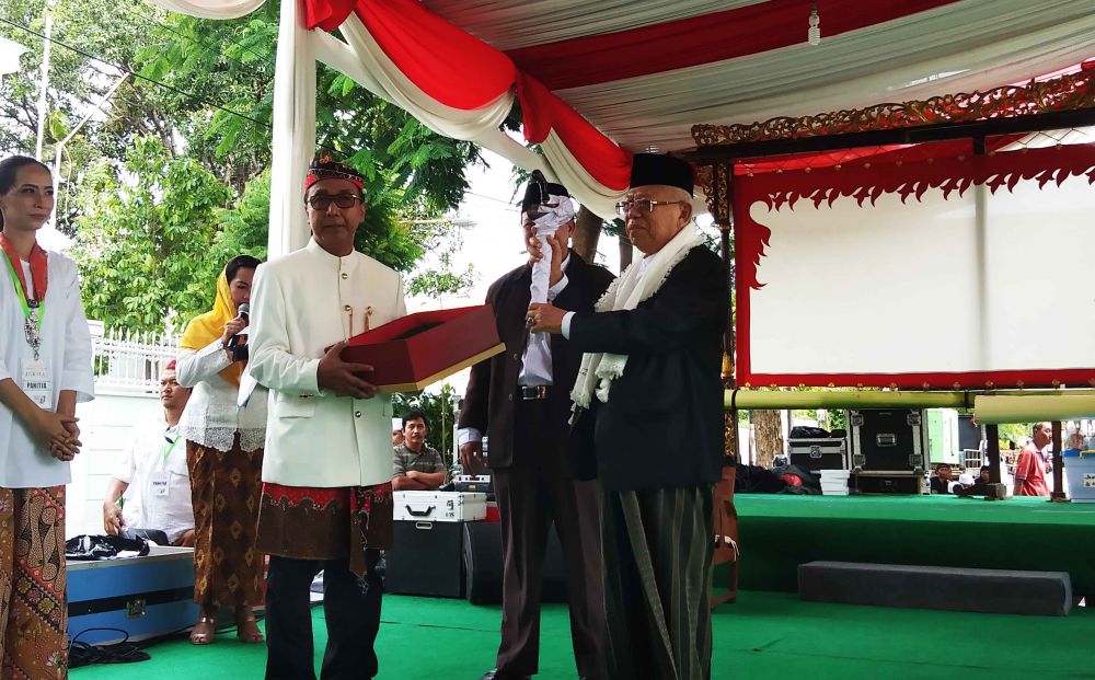 KH Ma'ruf Amin saat menerima cinderamata