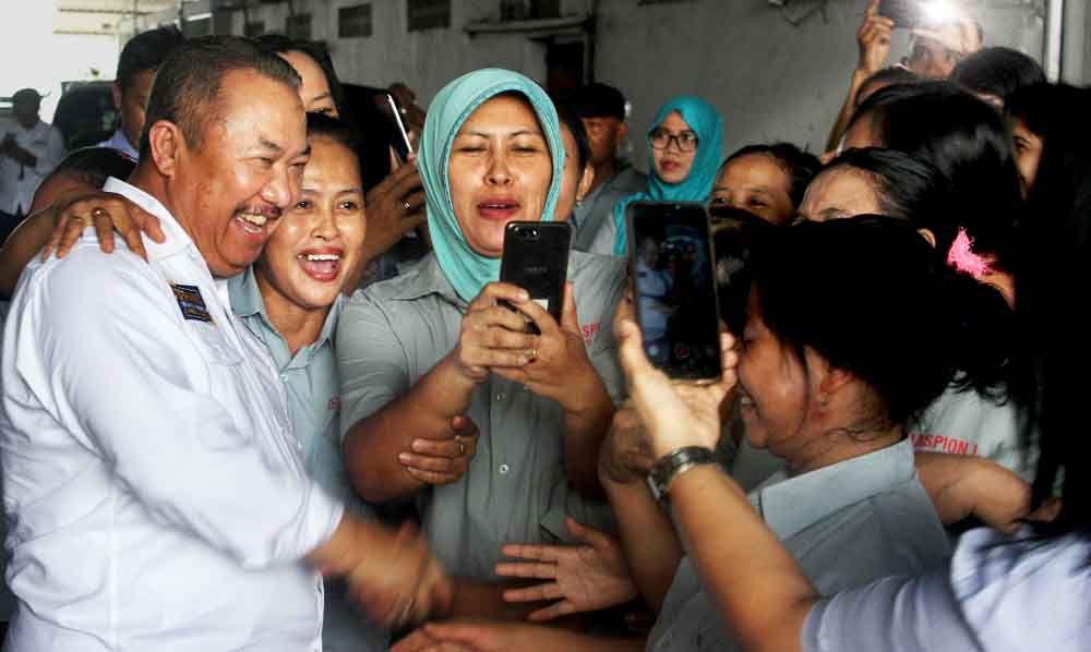 Maruli Hutagalung bersama buruh