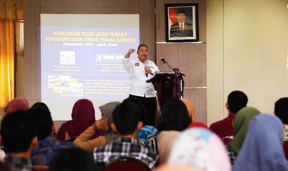 Maruli saat menjadi pembicara pada seminar pemberantasan korupsi di Fakultas Hukum Unair, Kamis (18/10/2018).