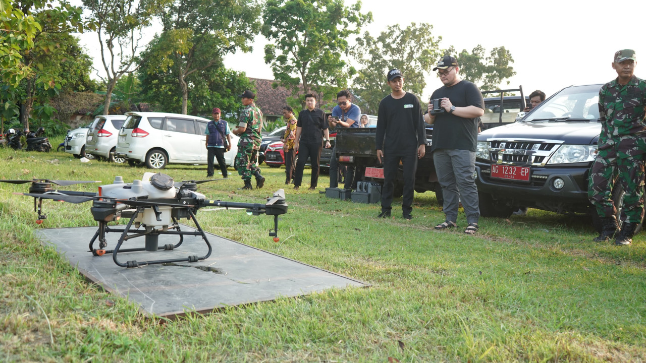 Mas Dhito saat menyalurkan drone pertanian di Kediri.  (Foto: Pemkab Kediri/jatimnow.com)
