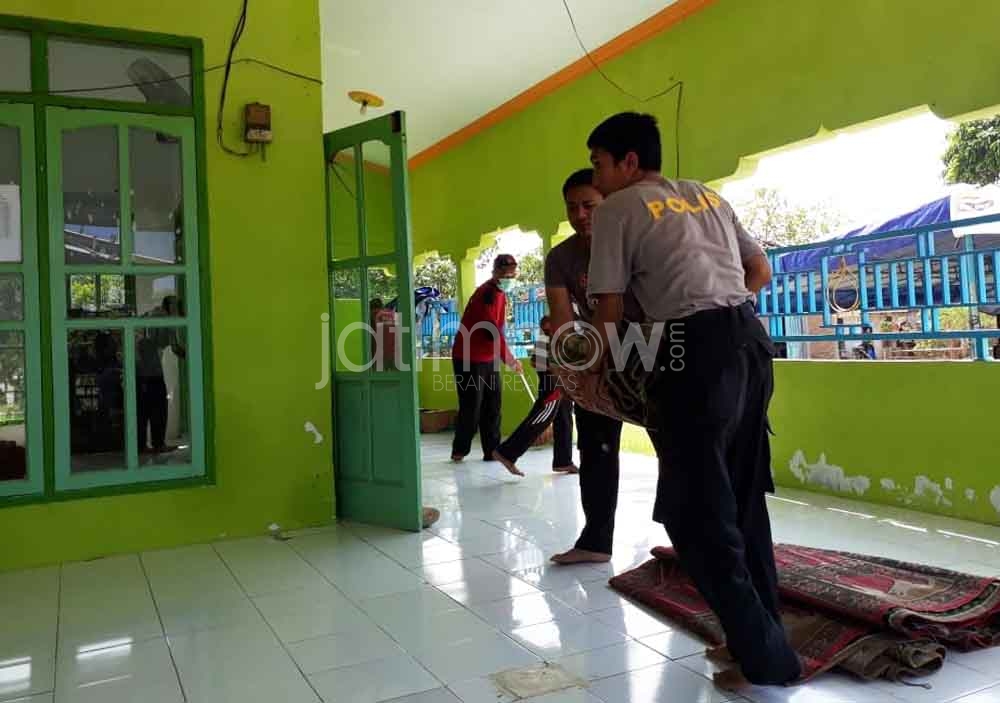 Anggota Polres Pacitan membersihkan masjid