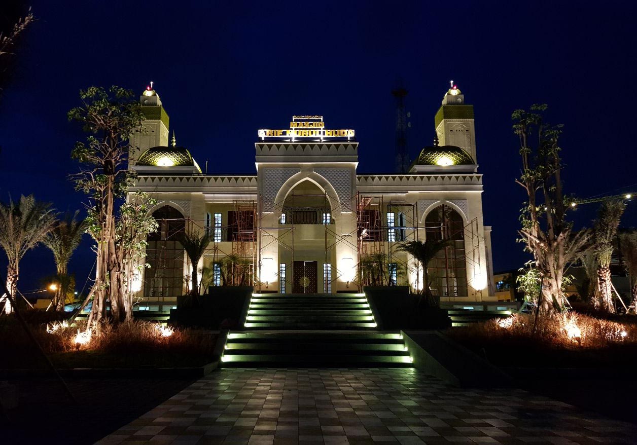 Masjid  Arif Nurul Huda di Mapolda Jatim yang super itu