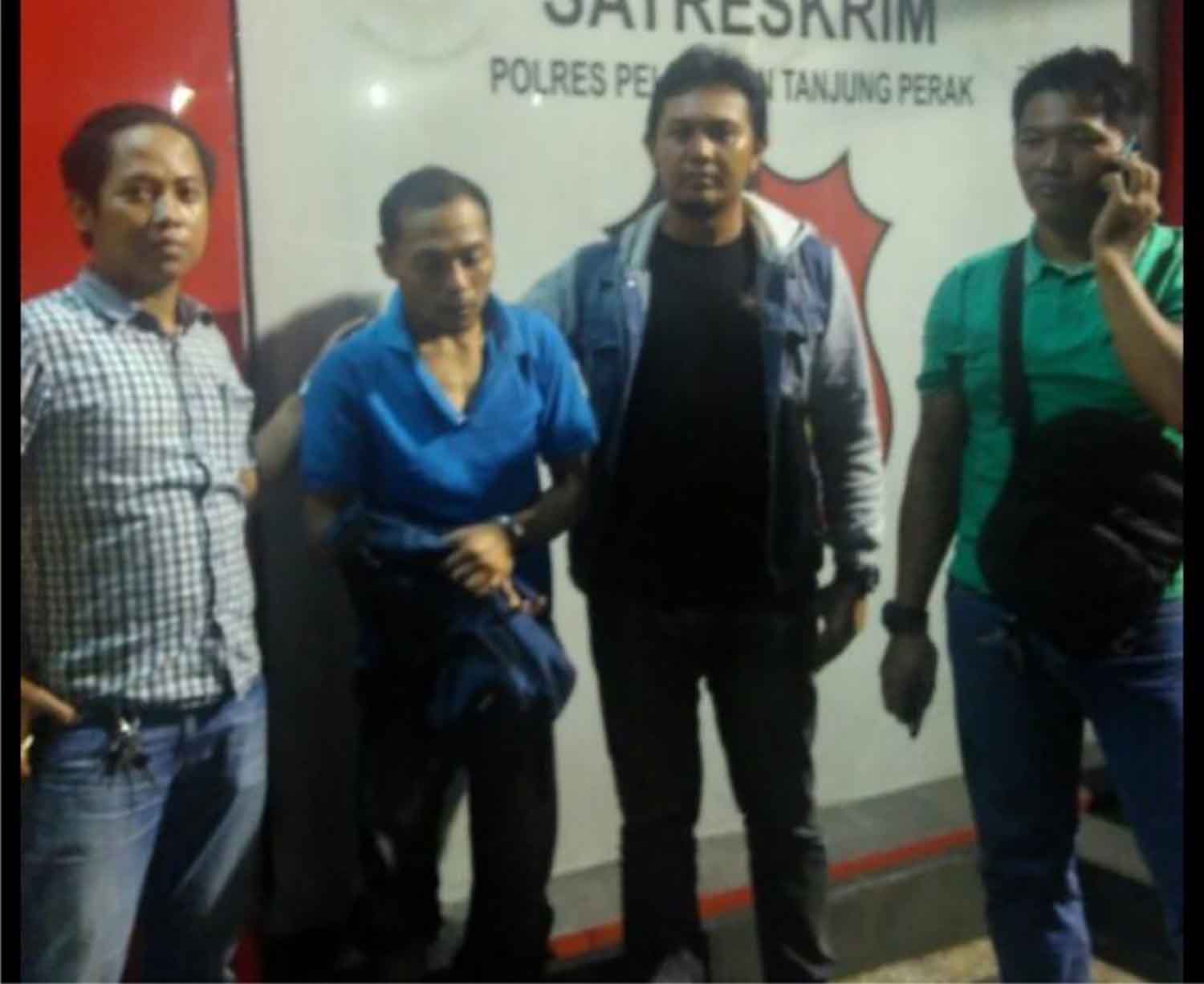 Supriyadi (dua dari kiri), bersama tas curiannya yang berisi uang 100 ribu saat diamankan.