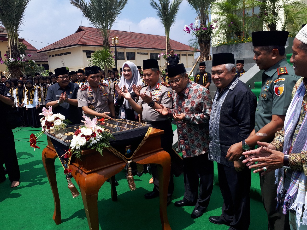 Kapolda dan sejumlah tokoh saat meresmikan Masjid Arif Nurul Huda di Polda Jatim