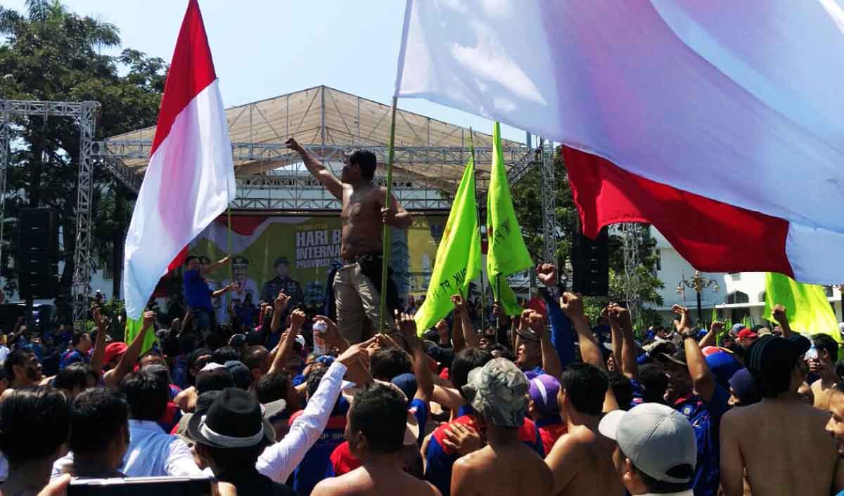 Aksi teaterikal buruh pada peringatan May Day di Kantor Gubernur Jatim Jalan Pahlawan Surabaya.