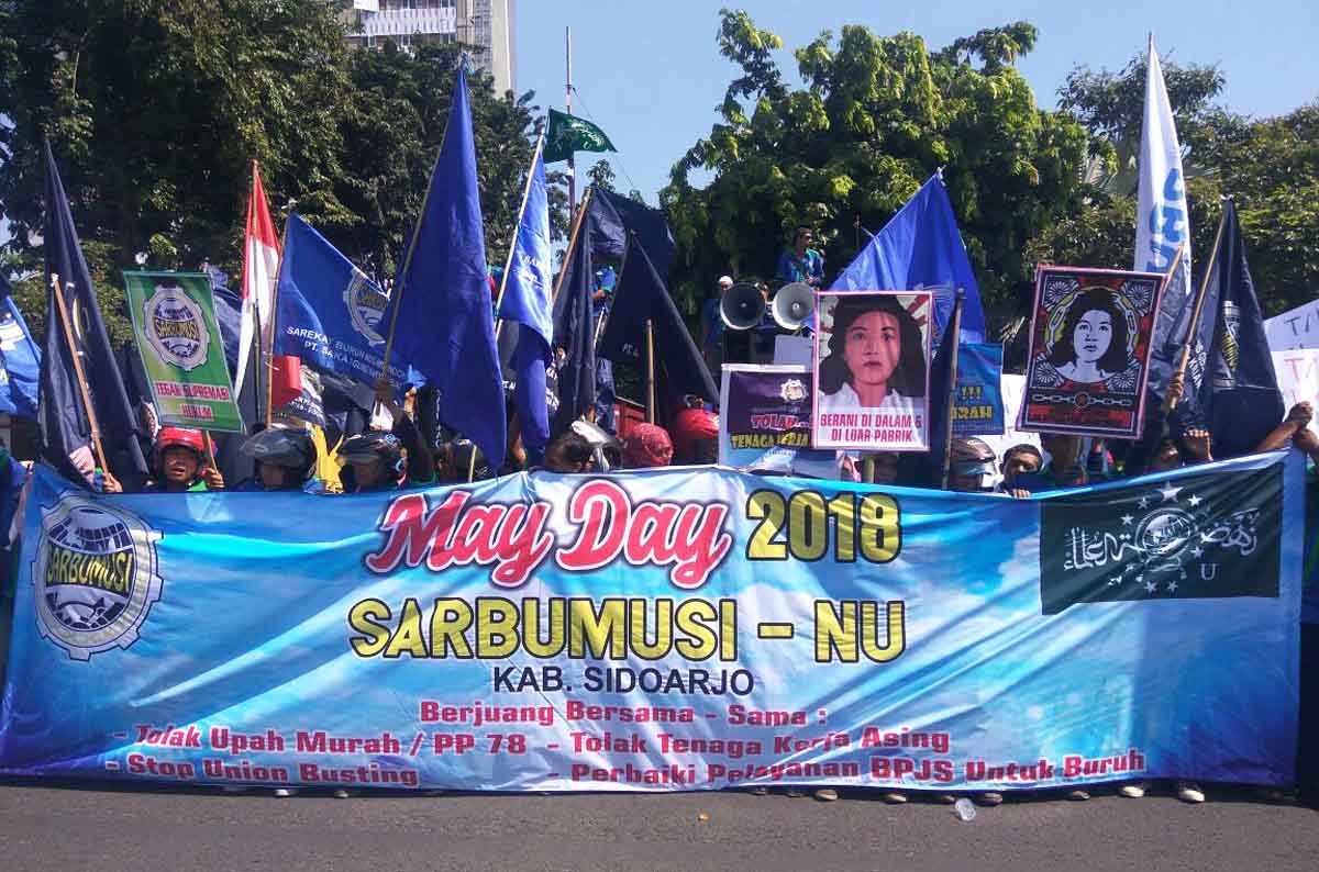 Aksi May day buruh Jawa Timur di depan Gedung Negara Grahadi Surabaya.