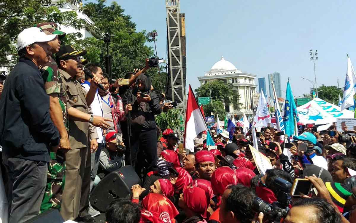 Gubernur Jawa Timur saat menemui massa aksi May Day di Jalan pahlawan Surabaya.