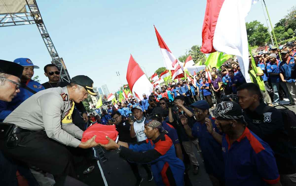 Kapolrestabes Surabaya Kombes Pol Rudi Setiawan bersama buruh dalam Aksi May day di Kantor Gubernur Jatim.
