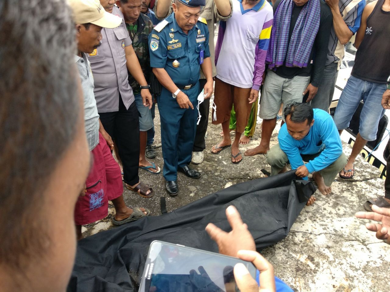 Mayat yang diduga nelayan setelah dievakuasi ke tepi