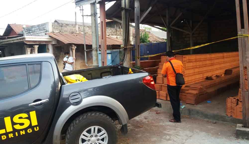 Evakuasi mayat yang ditemukan di tumpukan genting