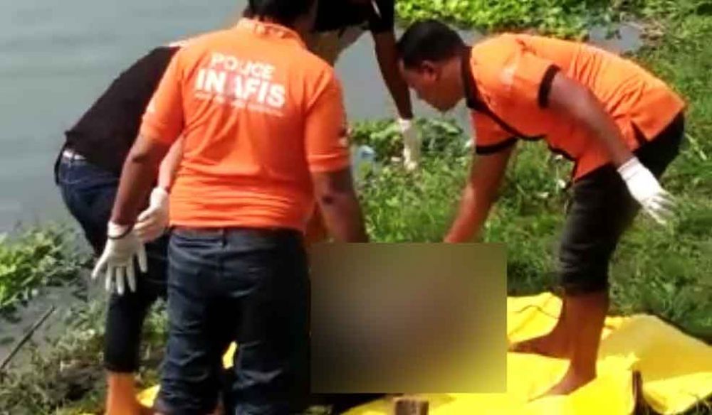 Evakuasi mayat di Sungai Brantas