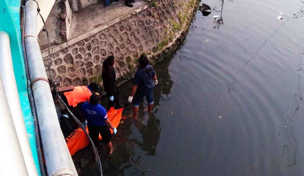 Proses evakuasi mayat mengambang di sungai Kalimas Surabaya