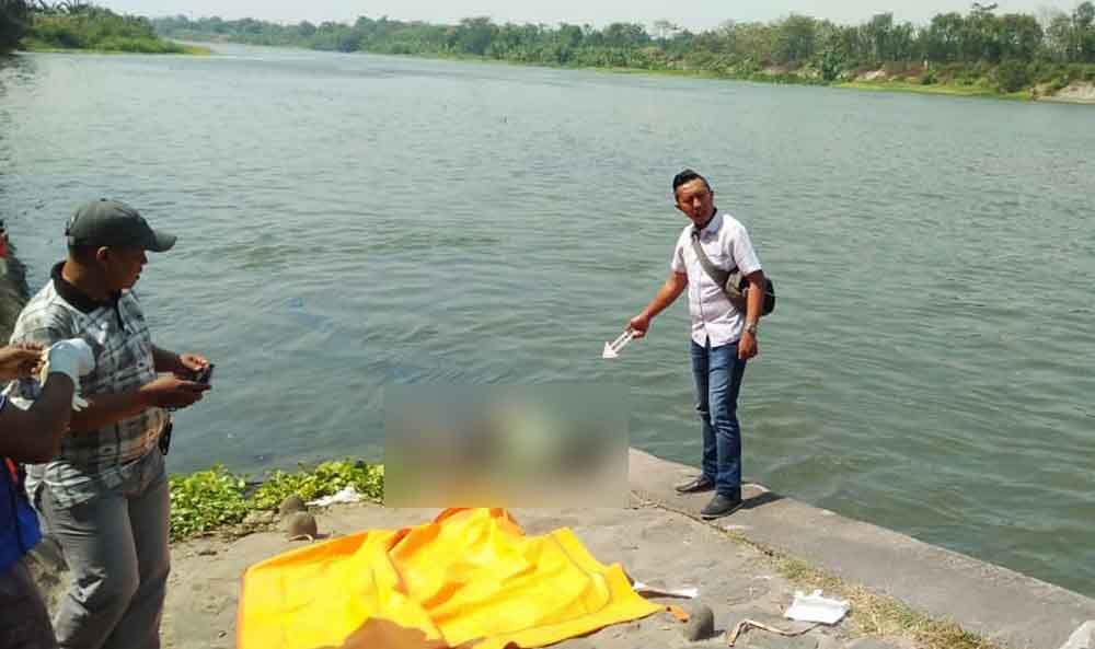 Olah TKP penemuan mayat di Sungai Brantas
