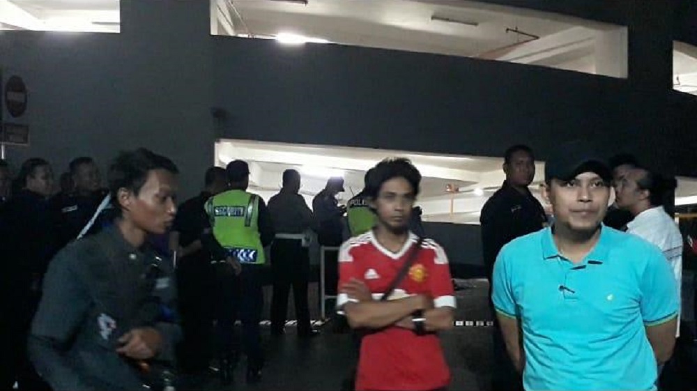 Kerumunan warga menyaksikan proses identifikasi korban di Tunjungan Plaza