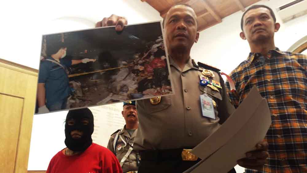  Maria (kiri), tersangka pembuang bayi saat diamankan di Mapolrestabes Surabaya. 