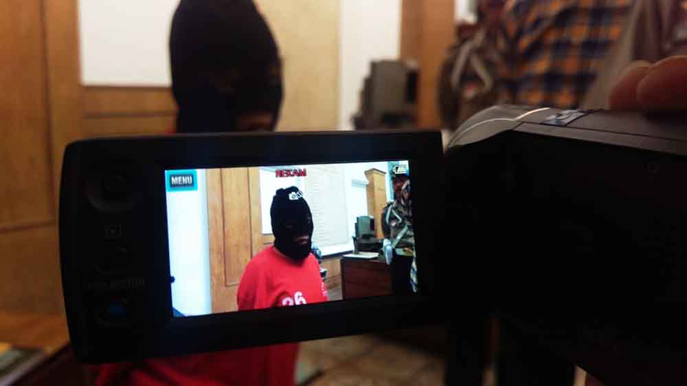 Tersangka pembuang mayat bayi saat berada di Mapolrestabes Surabaya