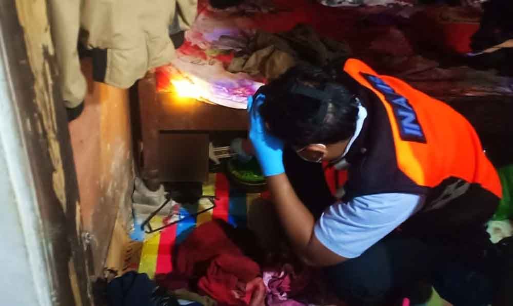 Petugas melakukan olah TKP di lokasi penemuan mayat bayi