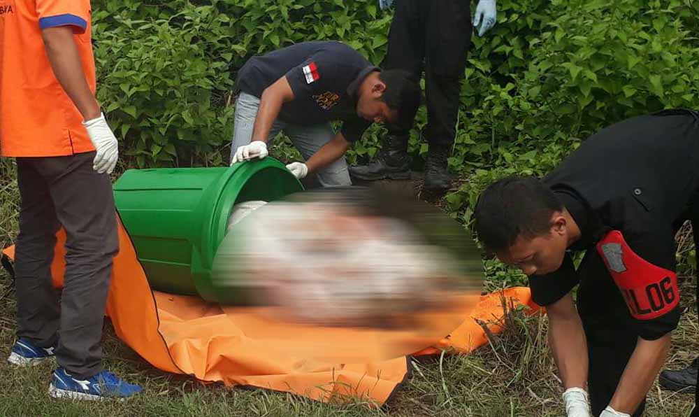 Mayat Ester ditemukan terbungkus kain sprei di dalam tong plastik